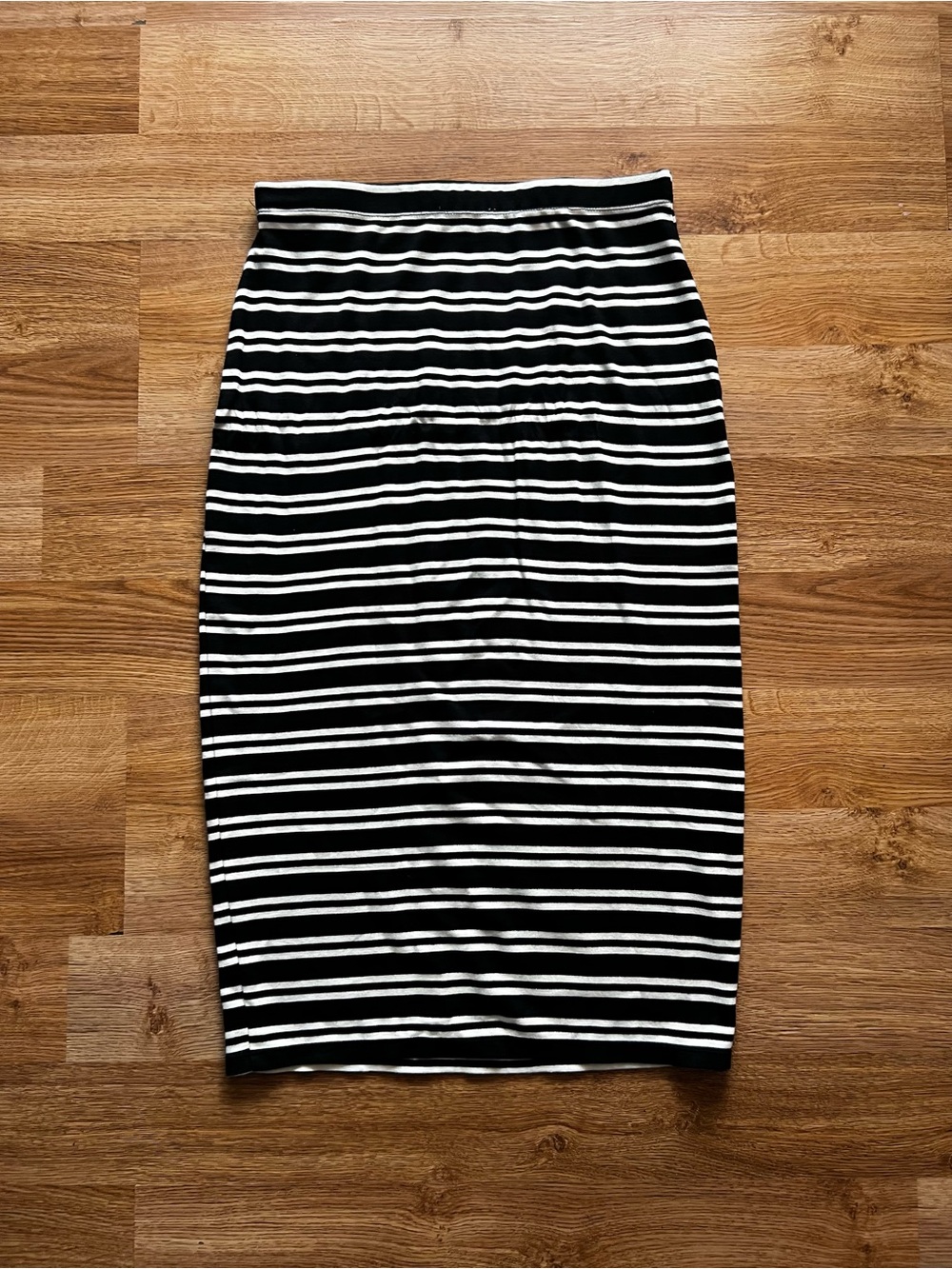 Max Studio Women’s Black & White Striped Midi Skirt
• Size small - Picture 2 of 3